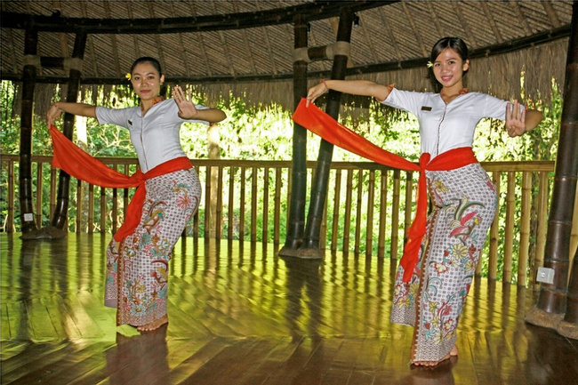 Balinese Dance Lesson Photo